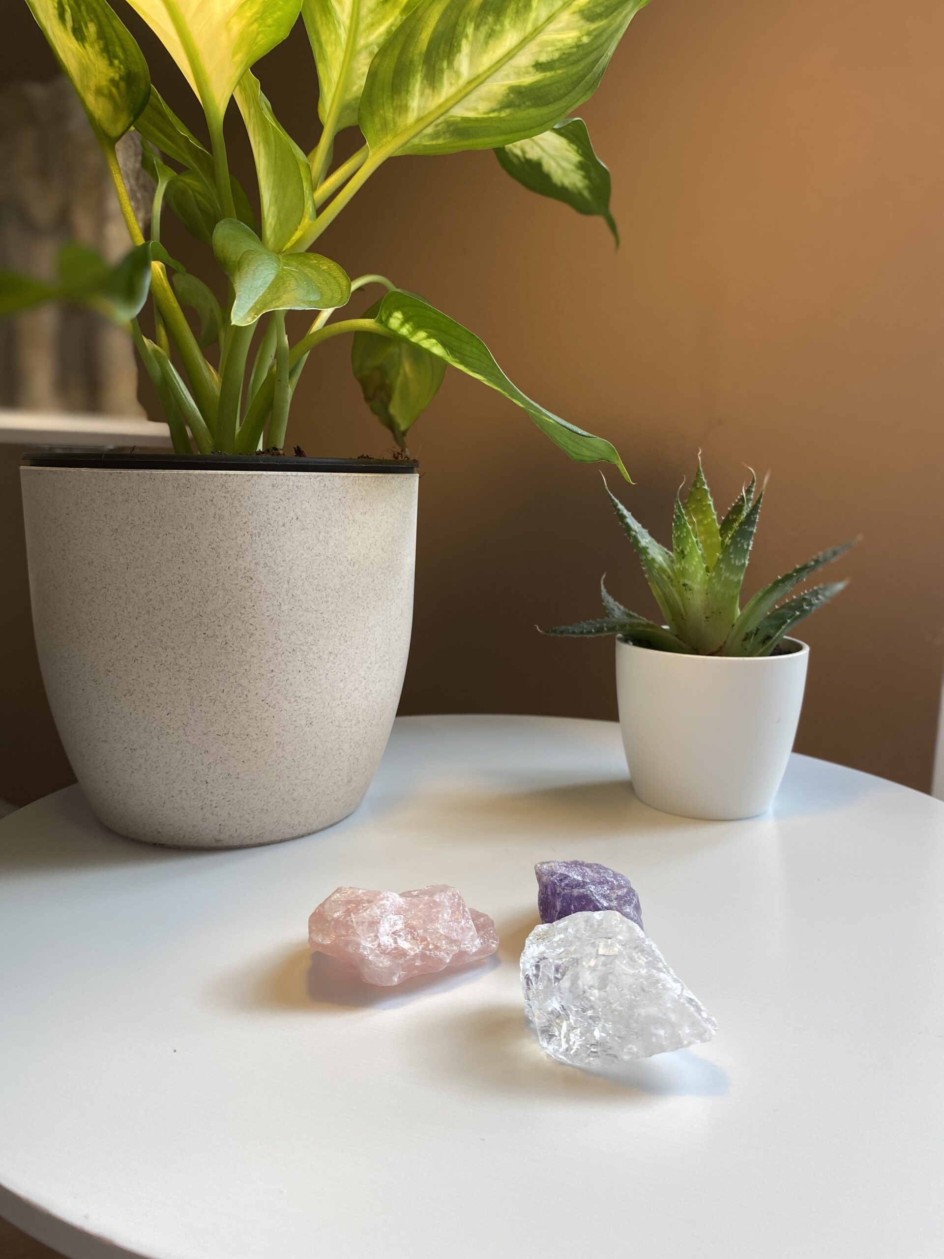 Gouden driehoek Gouden driehoek, edelstenen set amethist, rozenkwarts en bergkristal