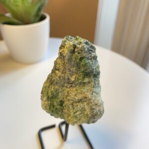 Fuchsiet op sokkel, fuchsiet op pin, edelsteen op pin, edelsteen op sokkel