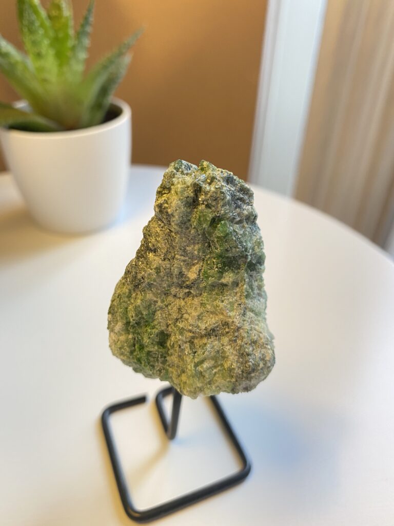 Fuchsiet op sokkel, fuchsiet op pin, edelsteen op pin, edelsteen op sokkel